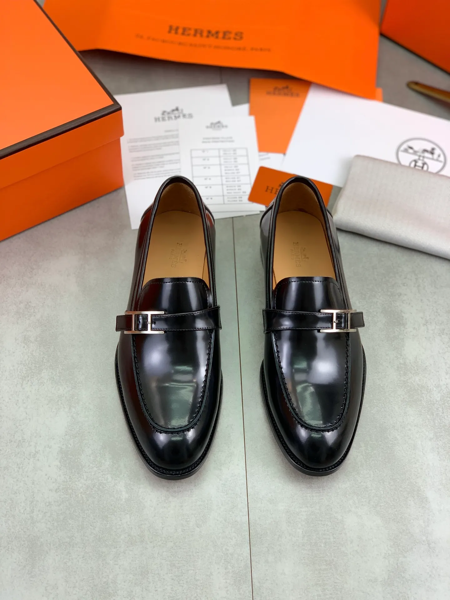 Factory price P980 💰💎💎💎 Original genuine leather outsole Brand: Hermès Grade: Same as the official website Original quality materials: Original soft calfskin Water-dyed cowhide lining Original Italian genuine leather outsole Style categories: Men's fashion Formal casual leather shoes Slip-on men's shoes series Young fashion European and American trends British style Code number: 39-45 (38.46 can be customized)